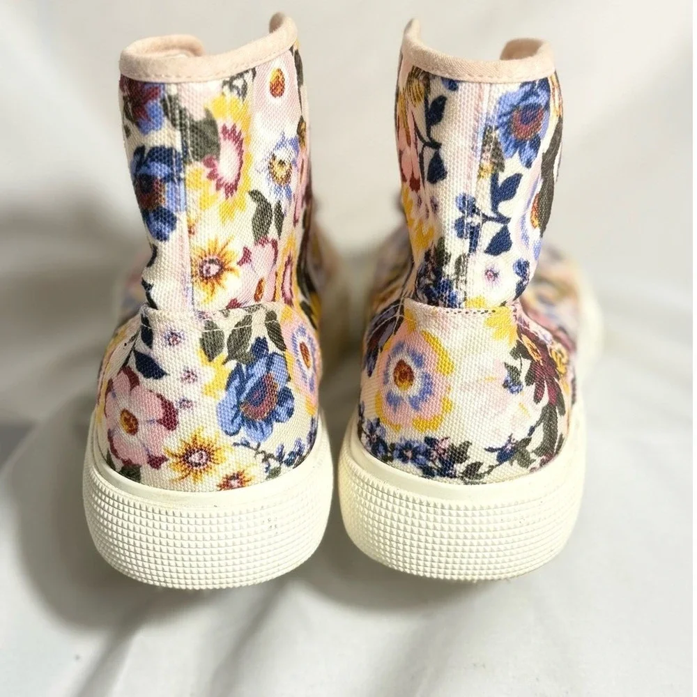 Ayesha Currey stylish high